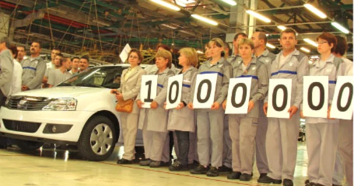 Angajaţii Uzinei Dacia de la Mioveni au sărbătorit ieri vânzarea Loganului cu numărul 1.000.000