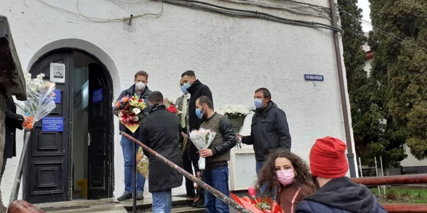 Andreea Moldovan aşteptată cu flori la întoarcerea de la Ministerul Sănătăţii FOTO Captură  video