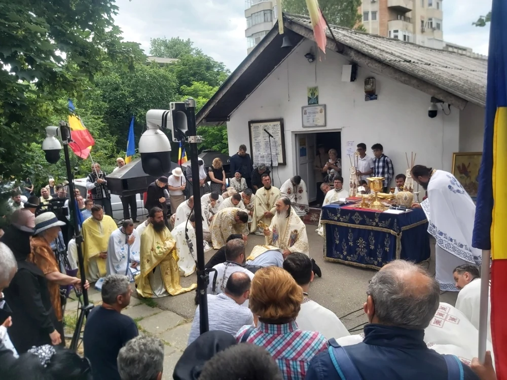 Teodosie se roagă în fața bisericii ce trebuie demolată