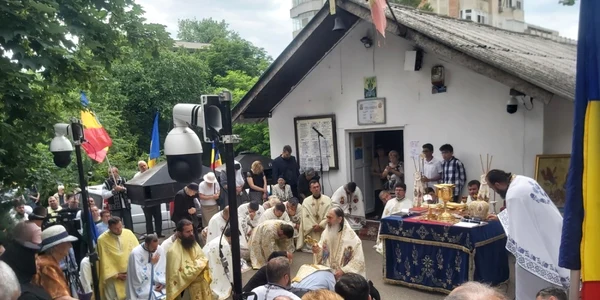ips teodosie in genunchi la biserica ce trebuie demolata foto calin gavrilas