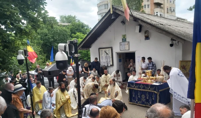 ÎPS Teodosie, în genunchi în fața bisericii ce trebuie demolată