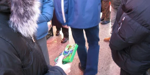 Reporterul nostru a cumpărat obiecte pirotehnice de la o fetiţă de vreo 13 ani