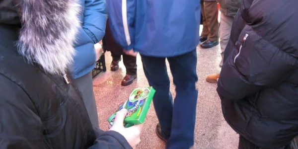Reporterul nostru a cumpărat obiecte pirotehnice de la o fetiţă de vreo 13 ani
