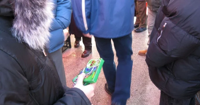 Reporterul nostru a cumpărat obiecte pirotehnice de la o fetiţă de vreo 13 ani