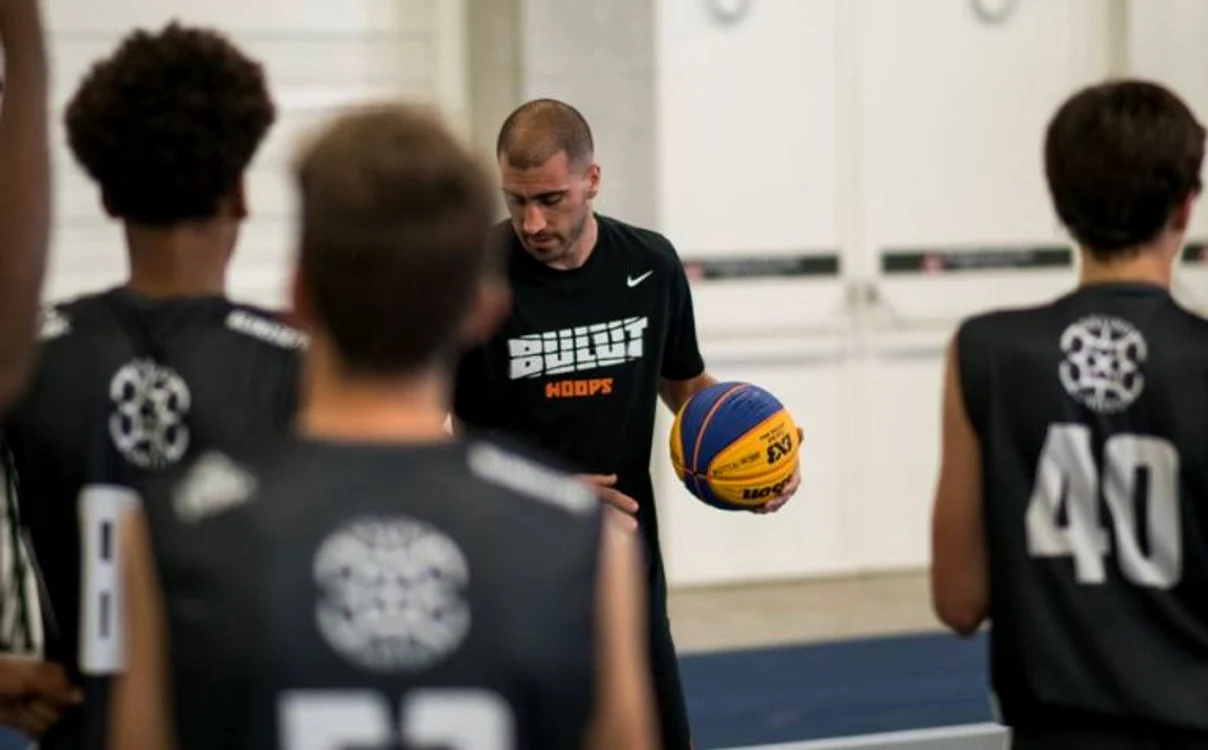 
    Un campion mondial va initia copiii in tainele jocului 3x3  