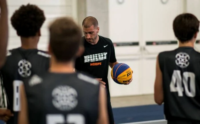 Un campion mondial va initia copiii in tainele jocului 3x3