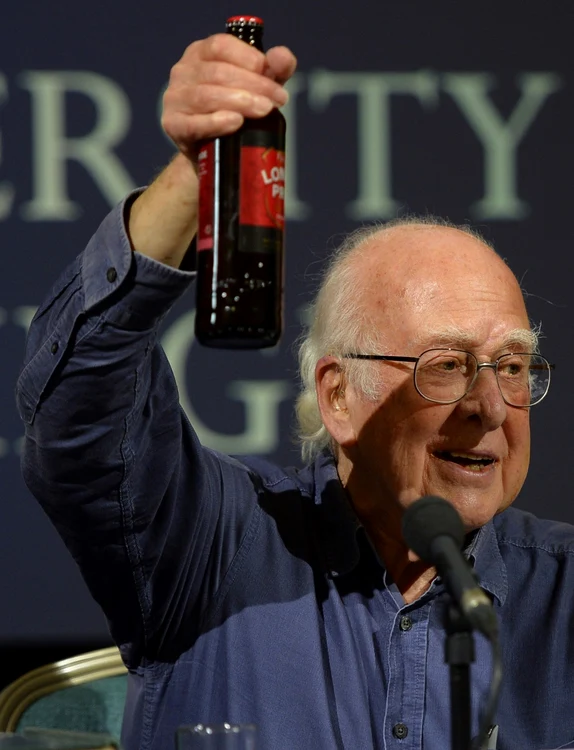 Peter Higgs, câştigătorul Nobelului pentru Fizică 2013 pentru descoperirea bosonului Higgs, particula ce poate explica modelul formării Universului   FOTO Reuters