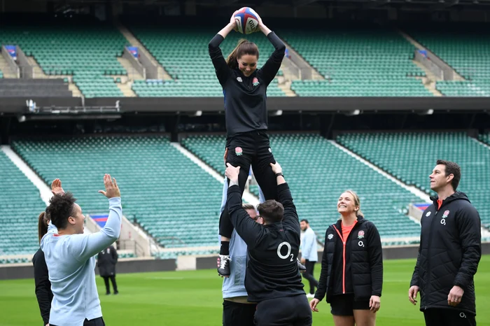Kate Middleton a fost ridicată în margine de rugbyștii Angliei (Foto: Guliver / GettyImages)