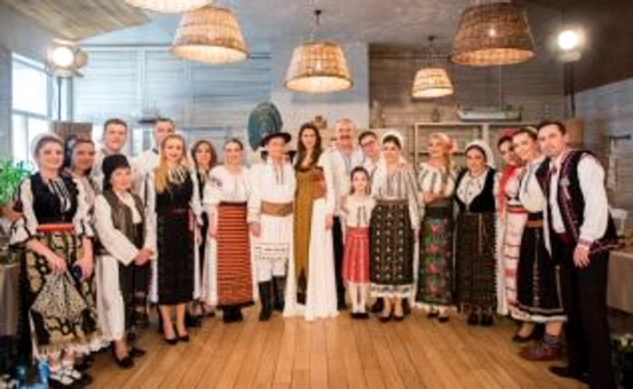 iuliana tudor la masa de Pasti foto tvr
