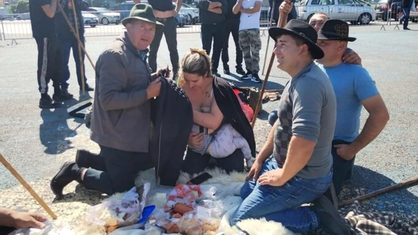 Cristina își alăptează copilul, în timpul protestului FOTO: Agrointel