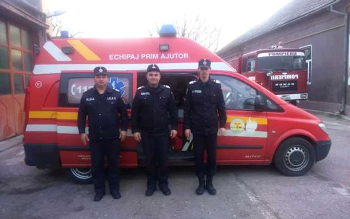 Cei trei pompieri care au ajutat-o pe femeie să nască