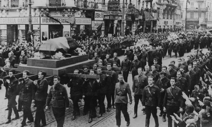 Procesiune de la reînhumarea lui Corneliu Zelea Codreanu, din 30 noiembrie 1940. FOTO: Wikipedia