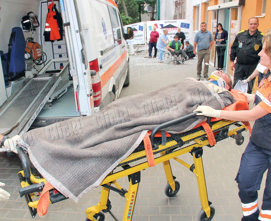Ionel Ciobanu a fost dus la spitalul din Iaşi şi operat de urgenţă (Fotografii: Liliana Anuţei)