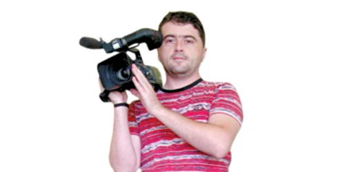 Hunedoara: PORTRET / Cristian Popa filmează numai hunedoreni fericiţi