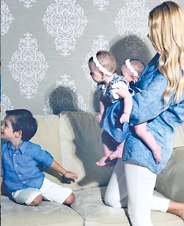 Valentina şi-a fotografiat  gemenele în ziua de Sf. Maria