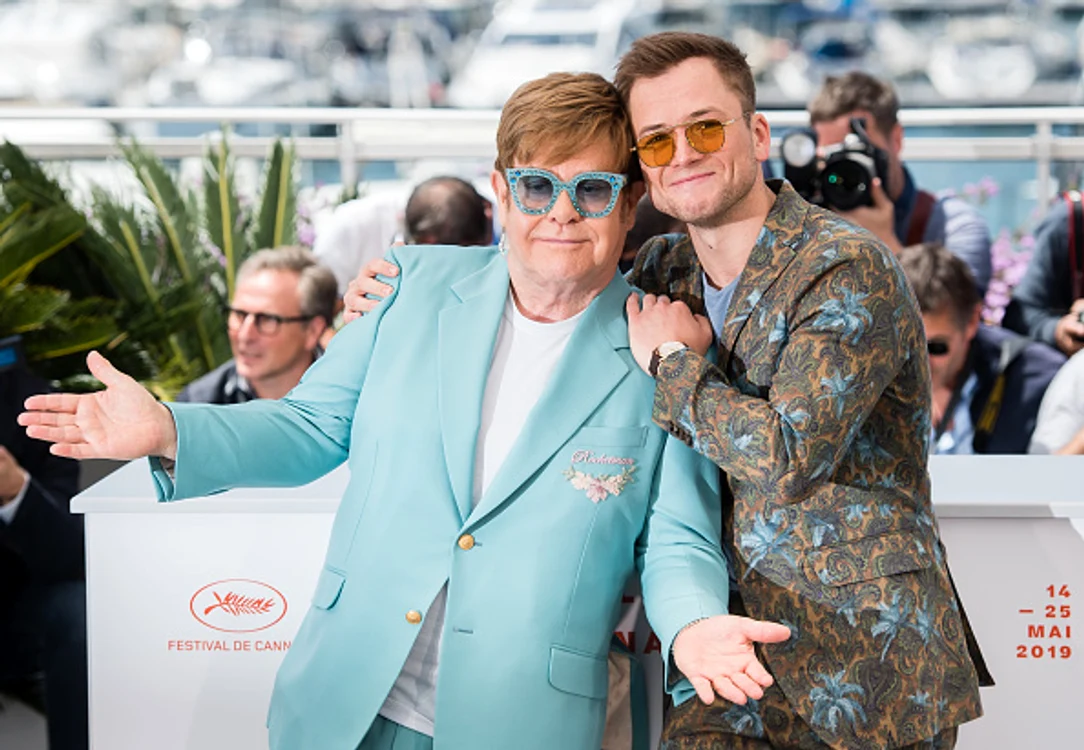 Elton John, alături de Taron Egerton, actorul care îl joacă în filmul său biografic 