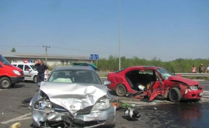 Doua persoane şi-au pierdut viaţa în accident