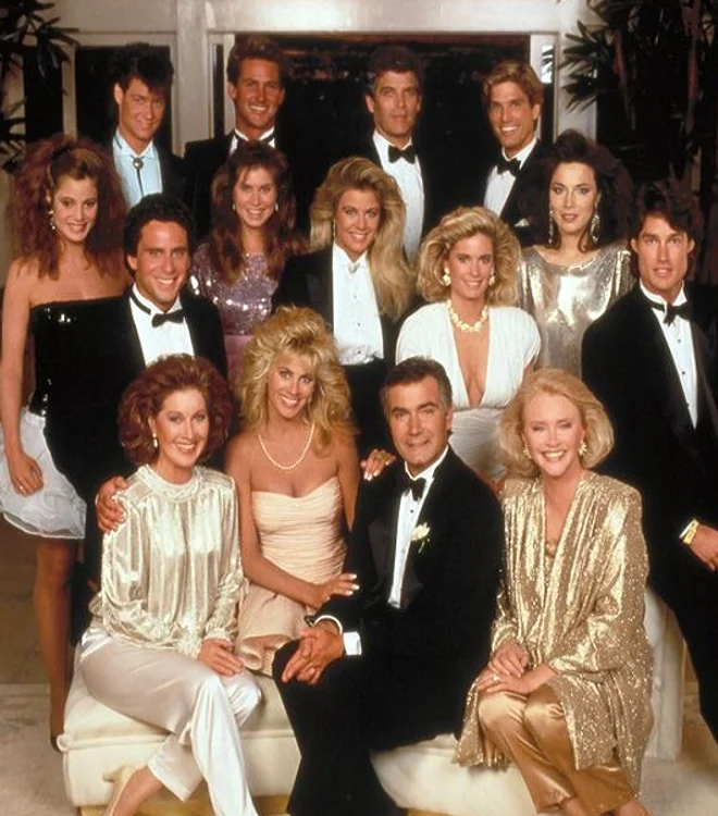 Așa arăta distribuția serialului ”Dragoste și putere” la debut, cu Katherine  Kelly Lang (centru), Susan Flanery (dreapta, jos) și John McCook (jos)