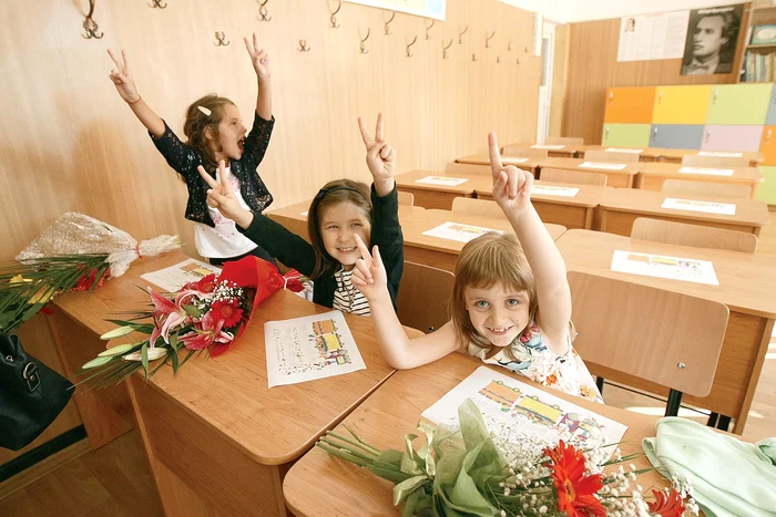 Delia și prietenele ei s-au bucurat, ieri, în prima zi de școalăFotografii: Dorin Constanda