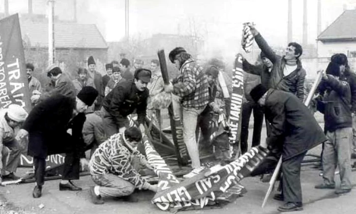 Cine a salvat „Dosarul Revoluţiei“? (III)   “Historia” întreabă istoricii: ce nu ştiu despre Revoluţie? jpeg