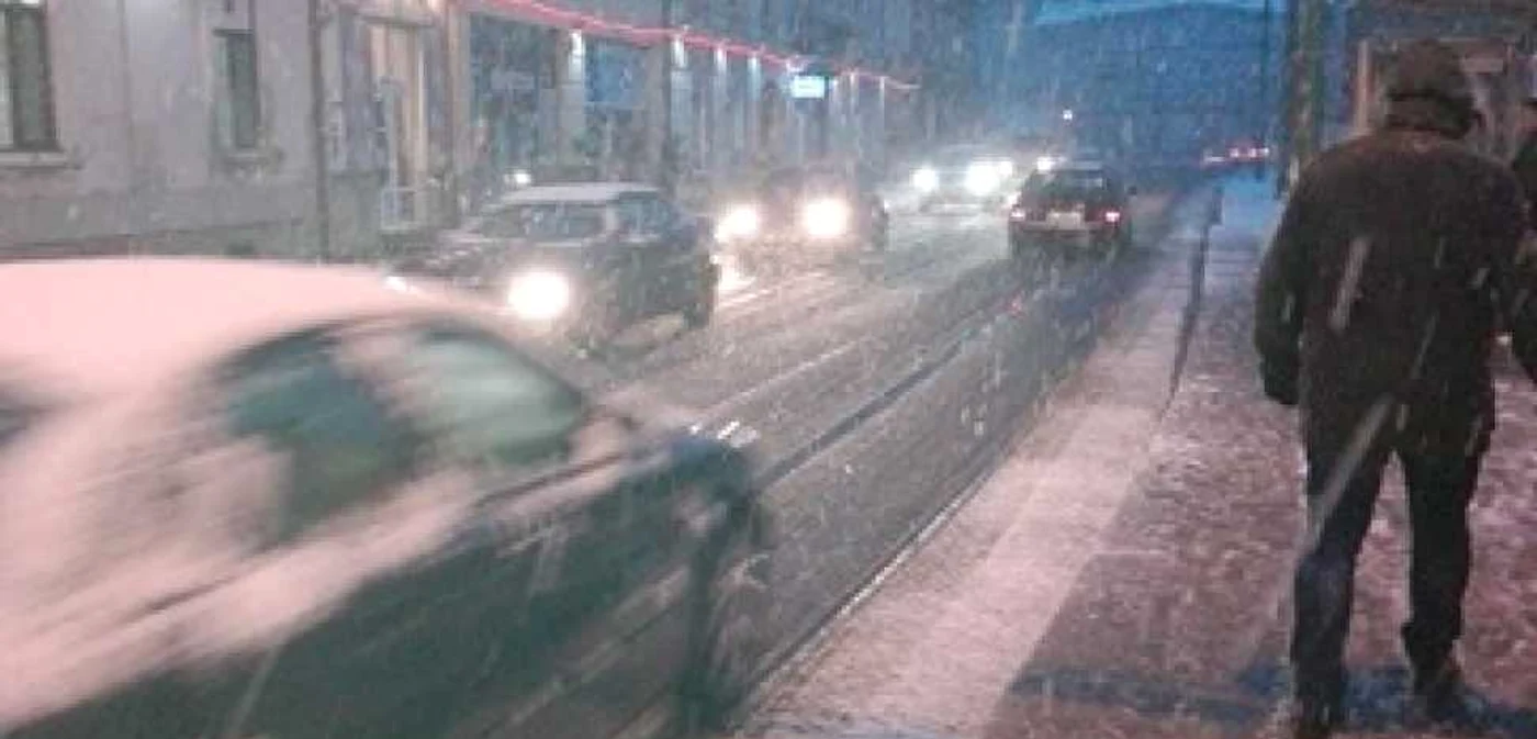 A început să ningă de sămbătă după amiaza FOTO Claudia Untaru