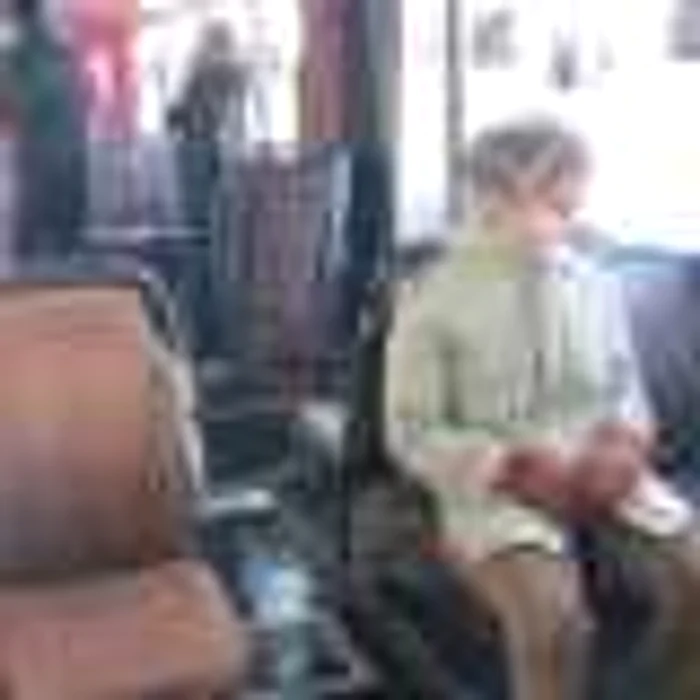 Autobuzul a fost tapetat cu imagini de la Revoluţie.