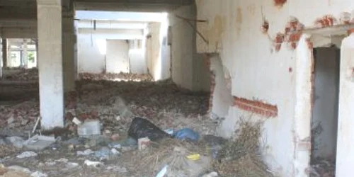 Satu Mare: Şi-a băgat concubina într-un sac şi a atârnat-o de marginea unui bazin dezafectat