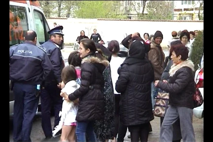 Agitaţie pe strada Nufărului, locul incidentului Foto: Captură TVR