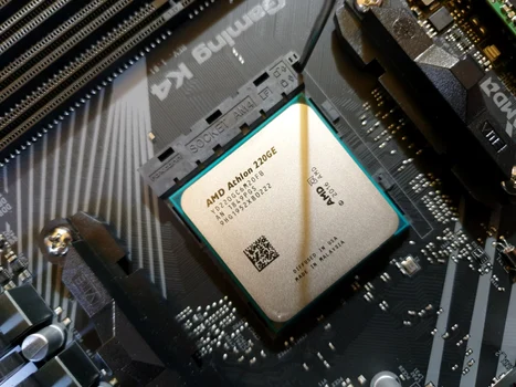 Procesor AMD Athlon 220GE FOTO Adrian Pogîngeanu