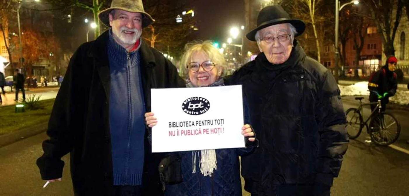 Scriitorul Leonard Oprea, editorul Silvia Colfescu şi filosoful Mihai Şora, în stradă, la proteste FOTO: Facebook Silvia Colfescu