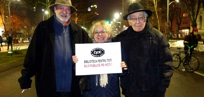 Scriitorul Leonard Oprea, editorul Silvia Colfescu şi filosoful Mihai Şora, în stradă, la proteste FOTO: Facebook Silvia Colfescu