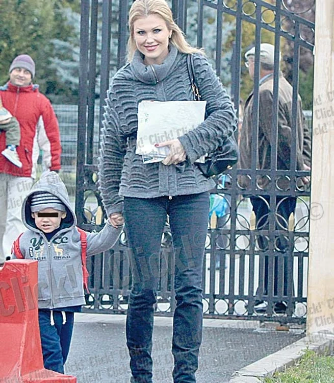 
    Cristina a ieşit cu  Dragoş de mânuţă  pe poarta grădiniţei  