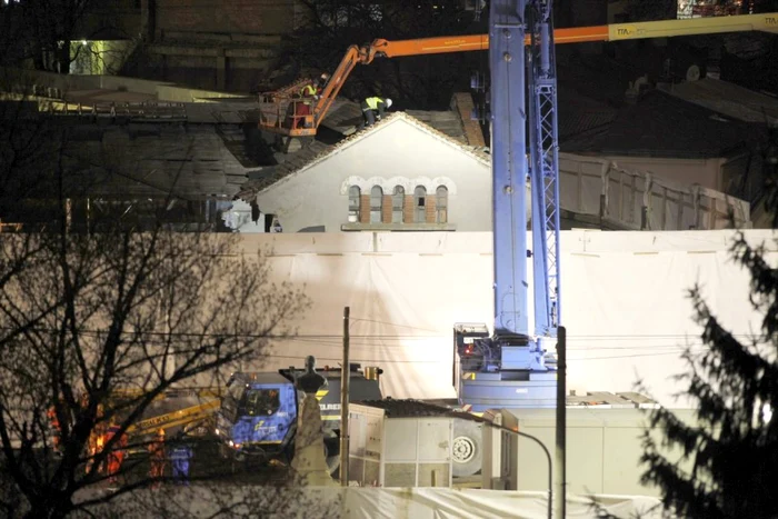 Demolarea a început luni seară, în jurul orei 22.00. FOTO Vlad Bâscă / Facebook