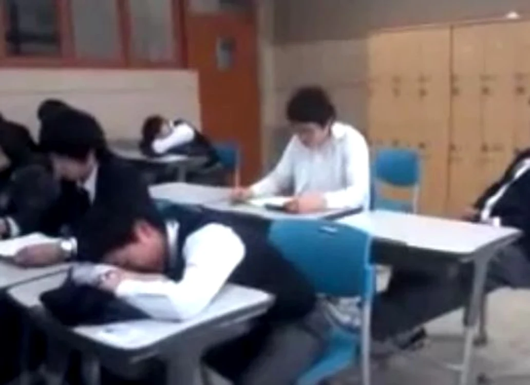 Colegul somnoros este deranjat brutal de un elev