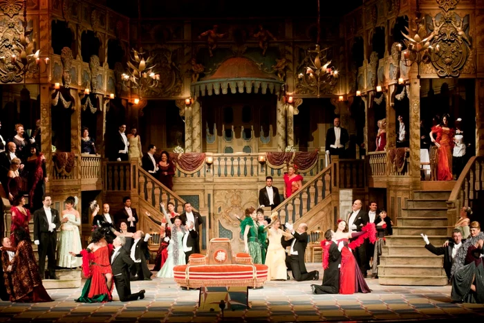 Spectacolul „Liliacul“, preluat
la Covent Garden, este regizat de John Cox Fotografii: ONB