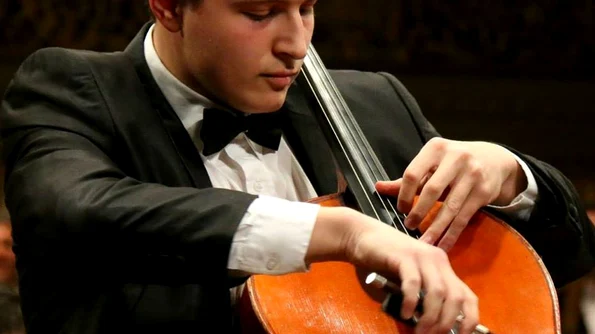 Dirijorul Cristian Mandeal și tânărul violoncelist Ștefan Cazacu, pe scena Sălii Radio jpeg