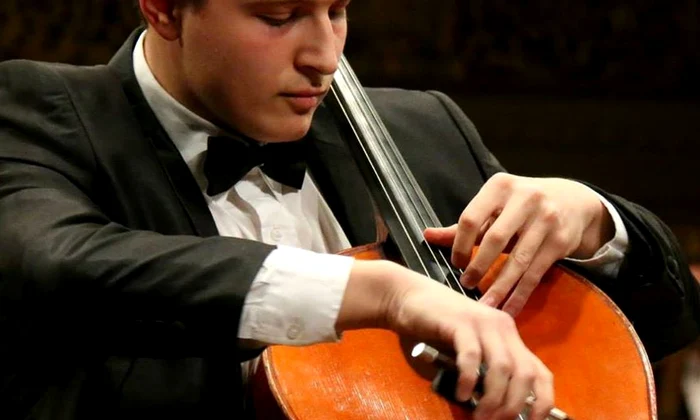Dirijorul Cristian Mandeal și tânărul violoncelist Ștefan Cazacu,  pe scena Sălii Radio jpeg
