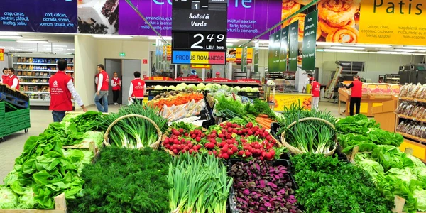 Legume romanesti in Auchan - supermarket - magazin foto mediafax 
