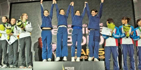 Echipa feminină de scrimă, a coborât de pe  podiumul CE de la Sheffield, când organizatorii au greşit imnul României 
