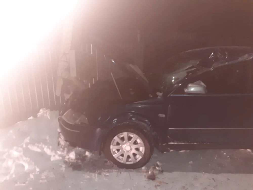 Șoferul băut s-a oprit într-un stâlp FOTO ISU Neamț