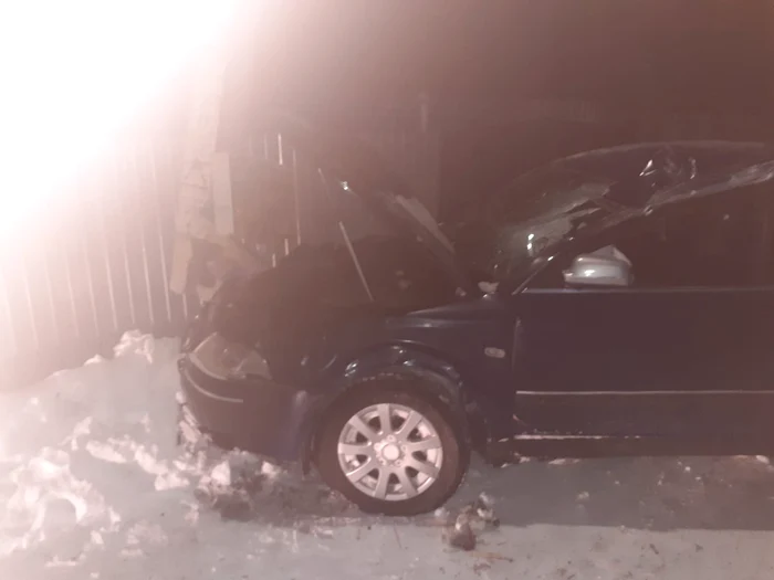 Șoferul băut s-a oprit într-un stâlp FOTO ISU Neamț