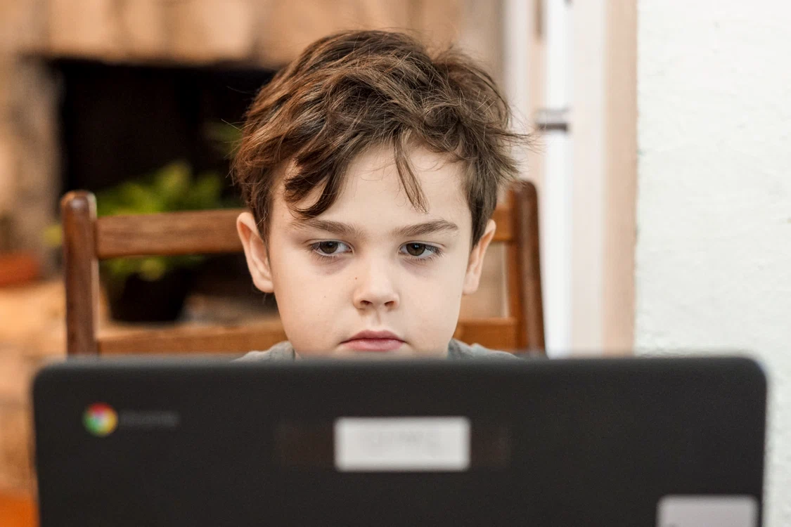 Copilul trebuie să adopte o poziție corectă în fața laptopului încă de mic Foto: Shutterstock