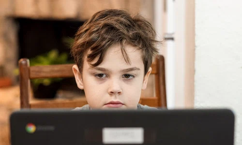copil scoala online elev laptop unsplash jpeg