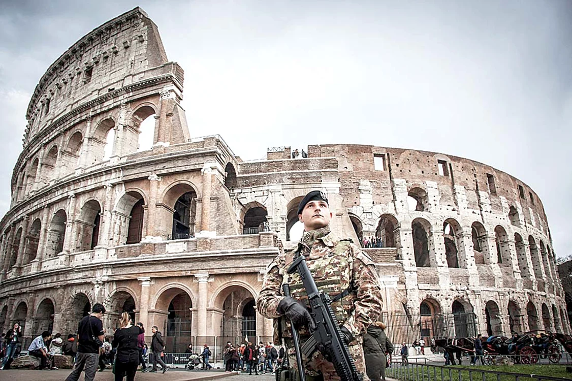 
    Peste 5.000 de soldaţi patrulează în Roma şi Milano  
