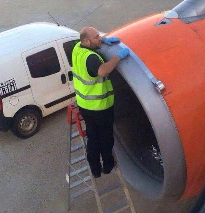 În imaginea care a devenit virală, un mecanic pare că repară avionul cu scotch
