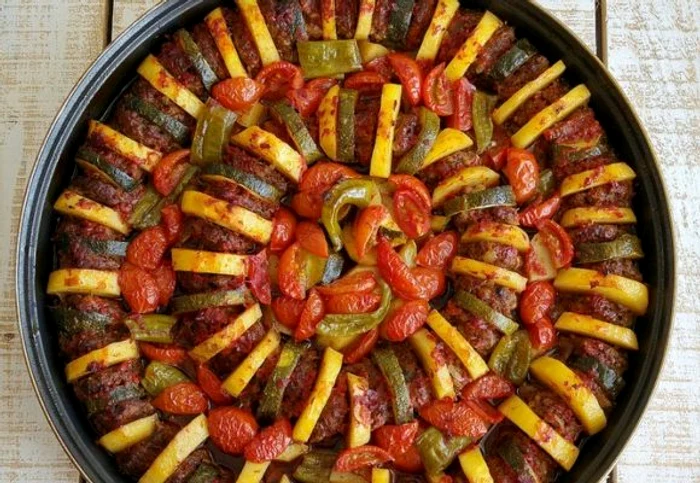 Încearcă această rețetă de chifteluțe cu legume la cuptor și cu siguranță, te va cuceri de la prima degustare.www.clickpoftabuna.ro