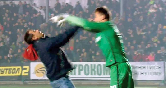 Portarul l-a împins  pe cel care a încercat să-l agreseze