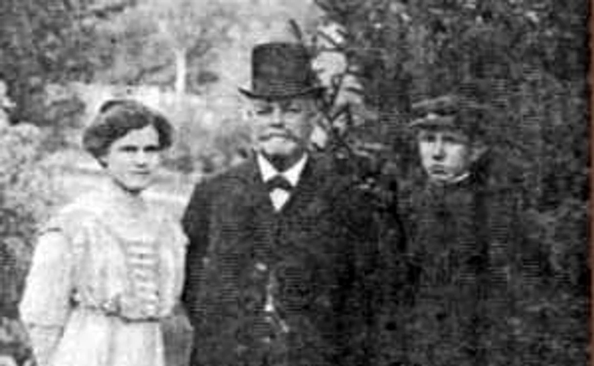 Adela Leonida Paul (stânga), împreună cu tatăl şi fratele ei, Paul FOTO monografia familiei