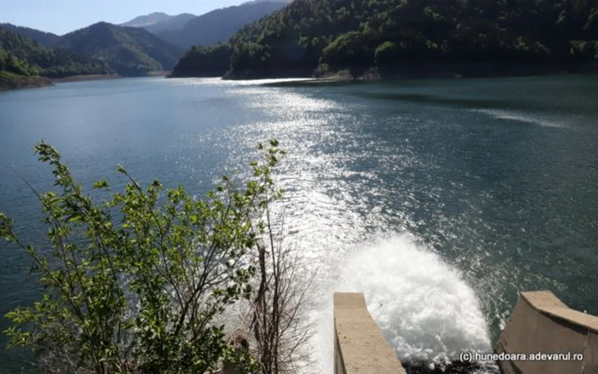 lacul gura apelor retezat foto daniel guta adevarul