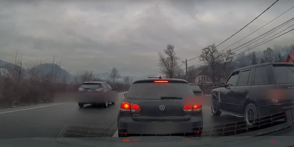 o maşină depăşeşte coloana de autovehicule din zona Comarnic foto captura de ecran